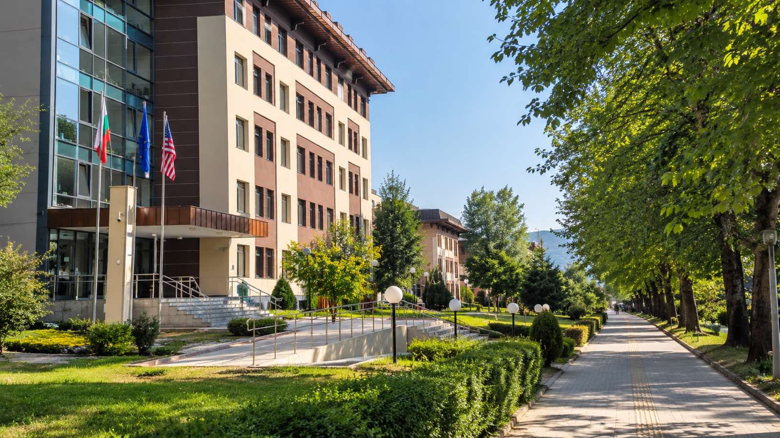 Green surroundings near Hotel Cardinal