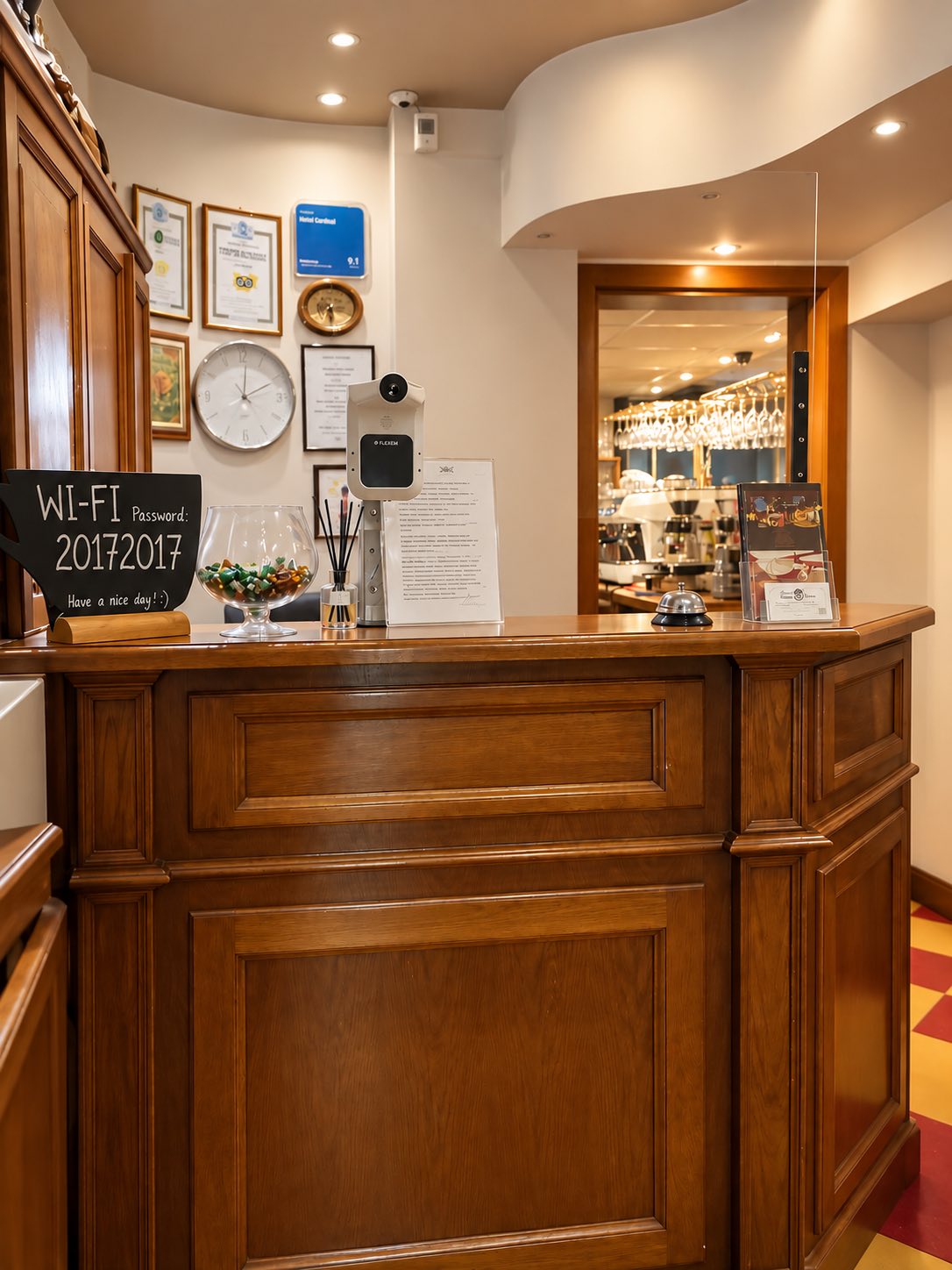 Hotel Cardinal reception desk